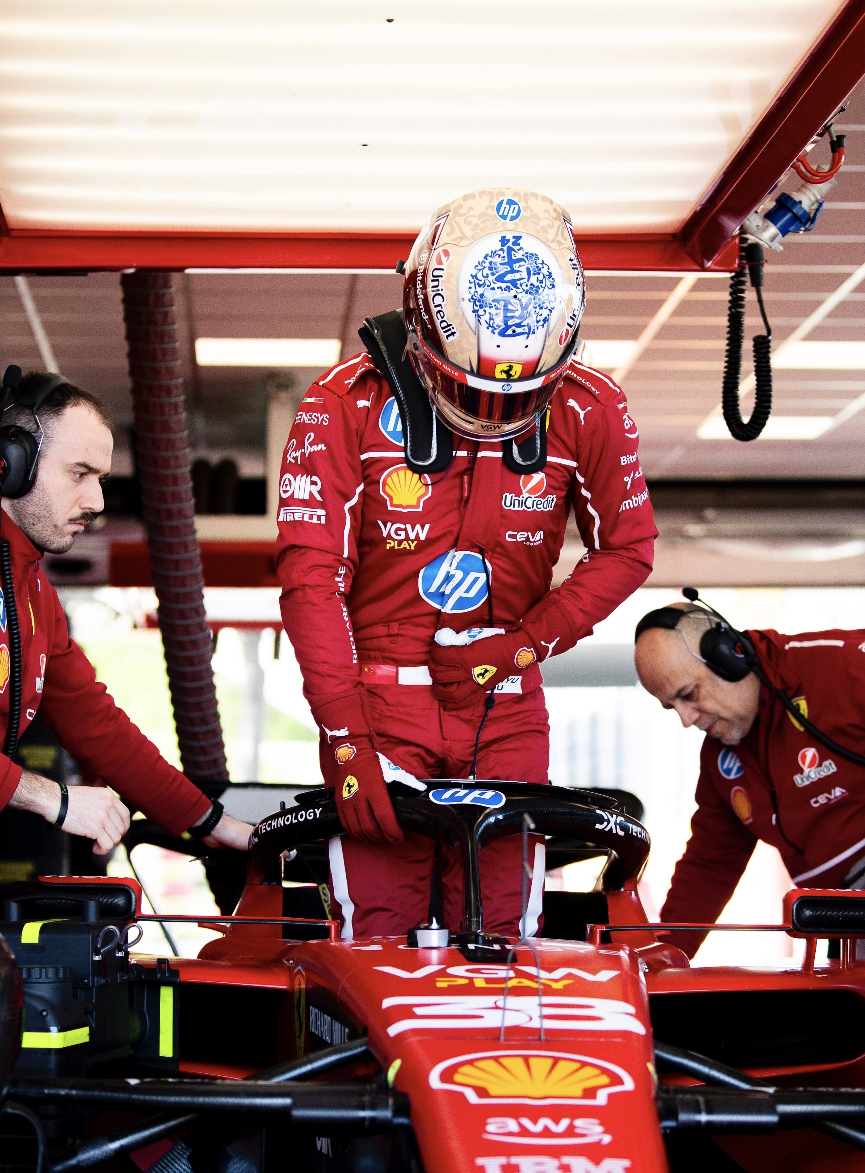 索伯车队逆转阿斯顿马丁，拉塞尔点燃赛场